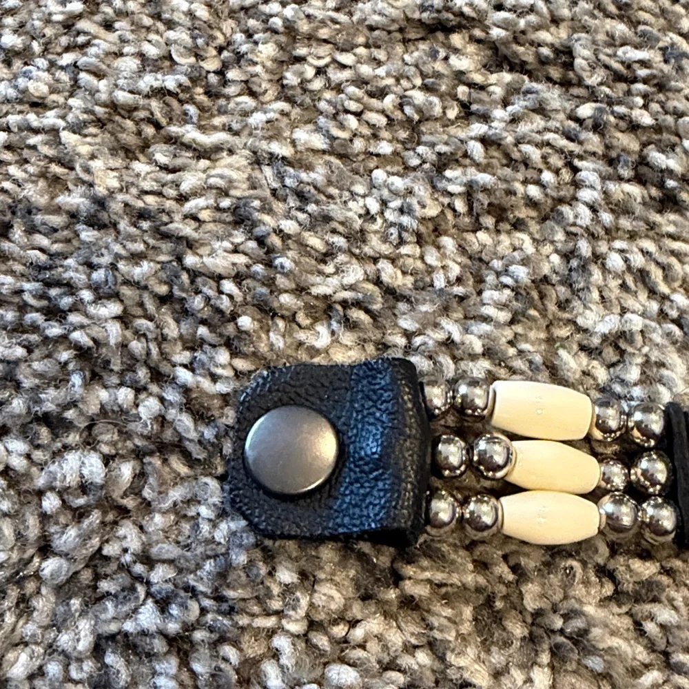 Black and White Beaded Bracelet w/ Leather snap - Picture 4 of 4